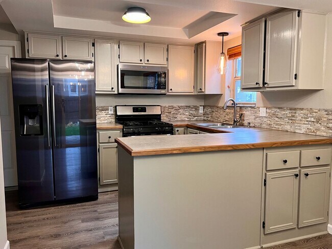 Building Photo - Water/Sewer/Garbage and landscaping included! A/C too!