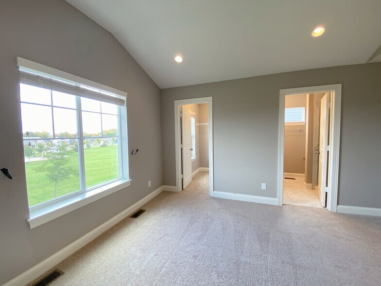 Walk in closet - 6900 Crosby Ct