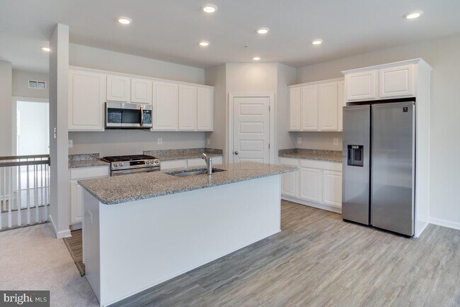Building Photo - 6308 Savannah Dr