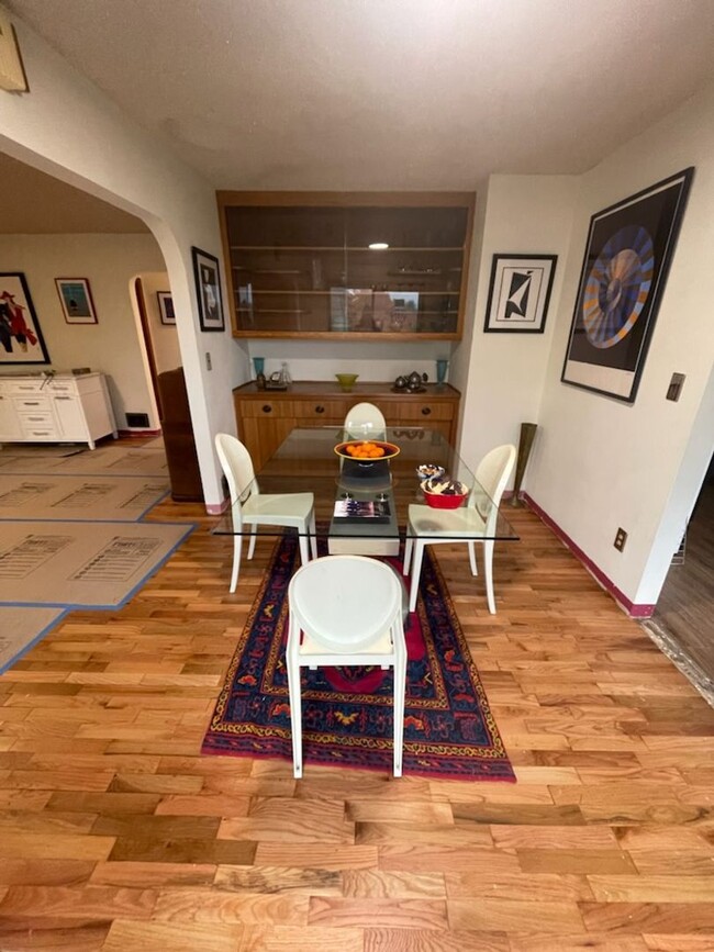 Building Photo - Uptown Mid Century Home, Newly Remodeled w...