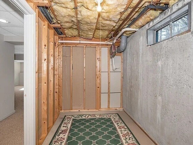 Building Photo - 12 Birchwood Ln