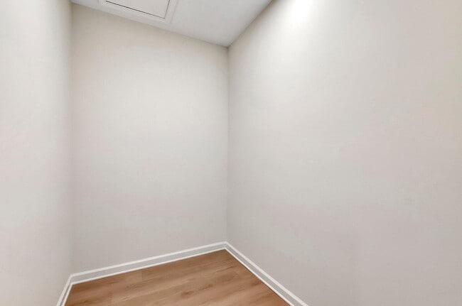 Building Photo - 100 W Prive Cir