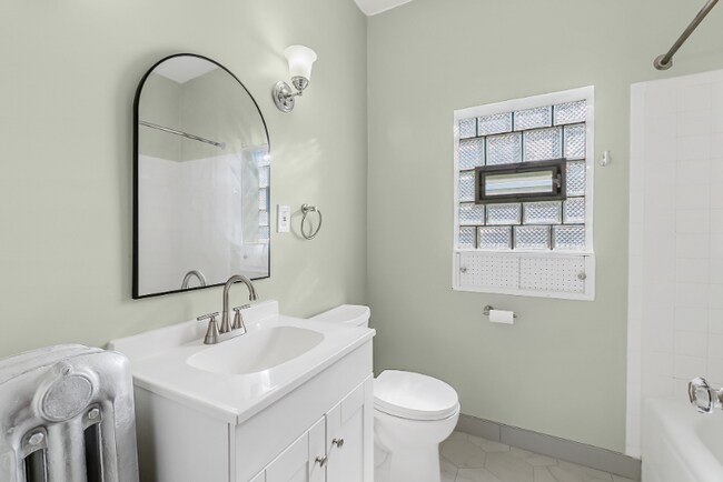 Building Photo - 5742 N Francisco Ave