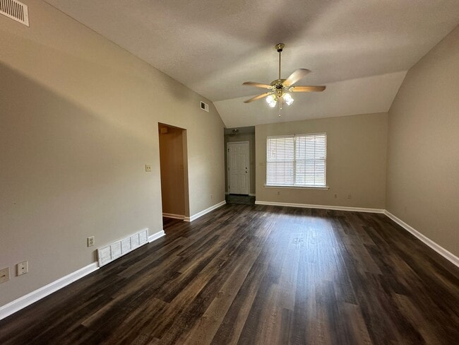 Building Photo - Olive Branch/ Center Hill Area- 3BR/ 2BA AVAILABLE NOW! New Flooring and Freshly Painted!