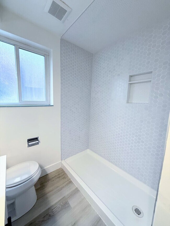 Building Photo - Beautiful, remodeled 1 bedroom apartment in the heart of sugarhouse.