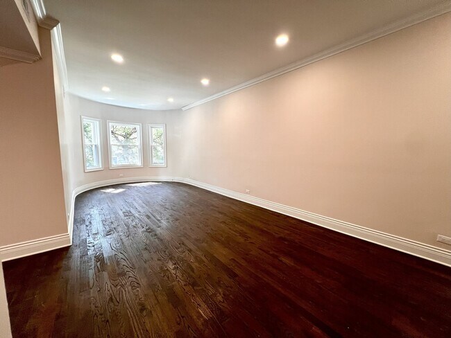 Building Photo - 670 W Sheridan Rd