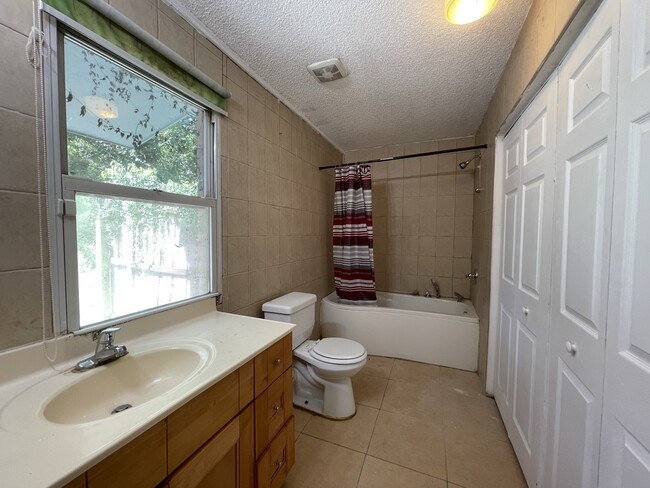 Primary bathroom - 6722 Fern Circle