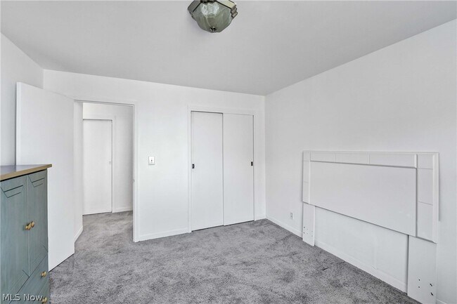 Building Photo - 11850 Edgewater Dr