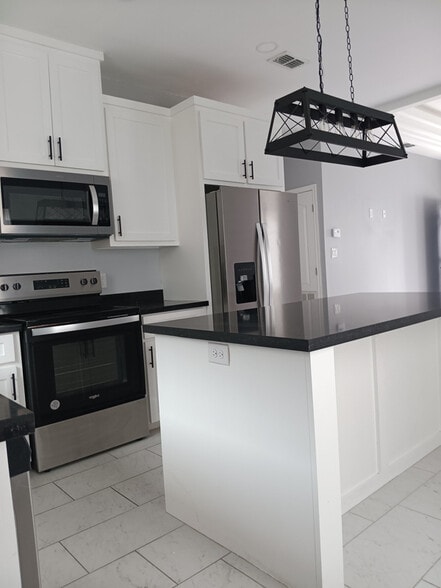 Building Photo - 5809 Ozark Ave