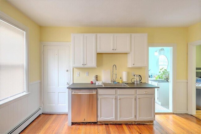 Primary Photo - 289 Grove St