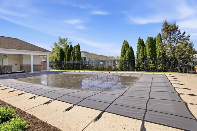 Building Photo - 2BR/2BA Condo in Chesterview | Open Layout, Deck & Community Pool