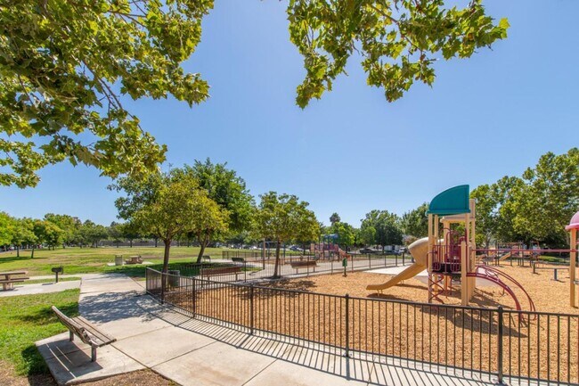 Building Photo - Newer 2 story townhome in desirable South San Jose Neighborhood