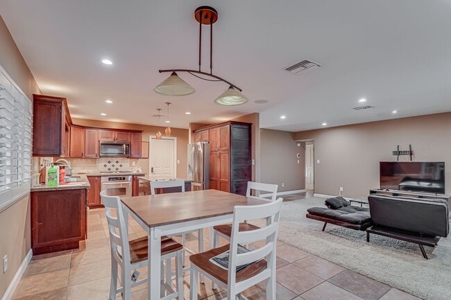 Building Photo - Taft GEM!