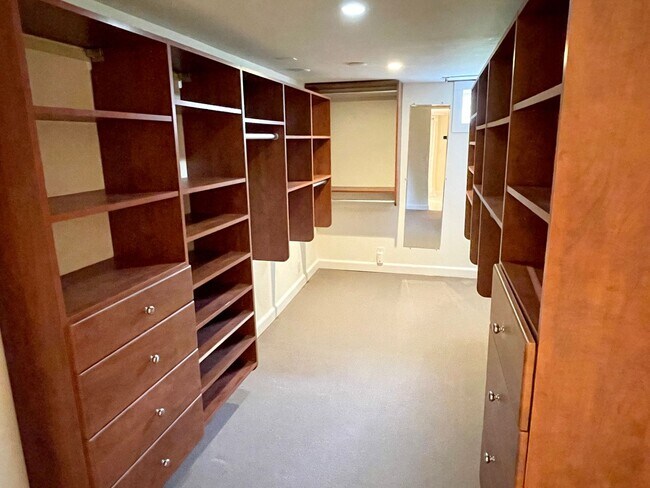 Building Photo - Classic 1922 Alameda Home with Beautiful A...