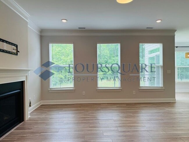 Building Photo - End-Unit Townhome with Fenced Yard, Washer/Dryer included & 2-Car Garage – Comfortable & Convenie...