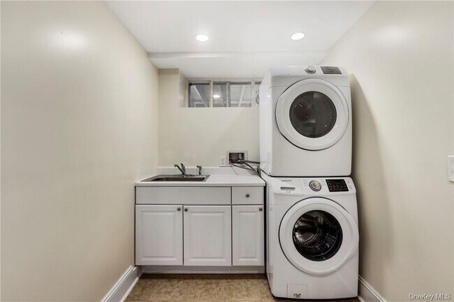 Building Photo - 48 Rossmore Ave