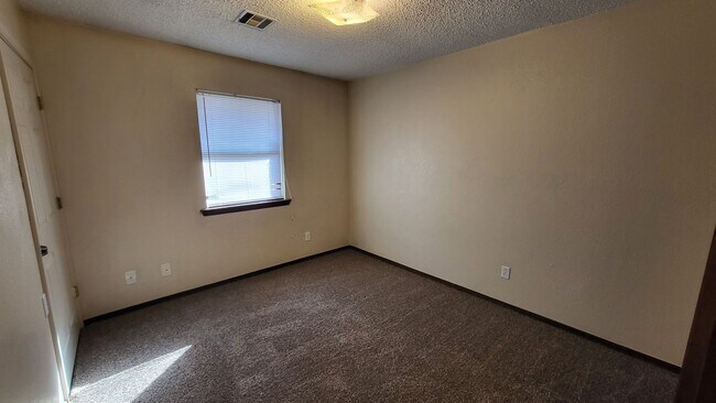 Building Photo - Easy Access ~ 3 bedroom 1 bathroom