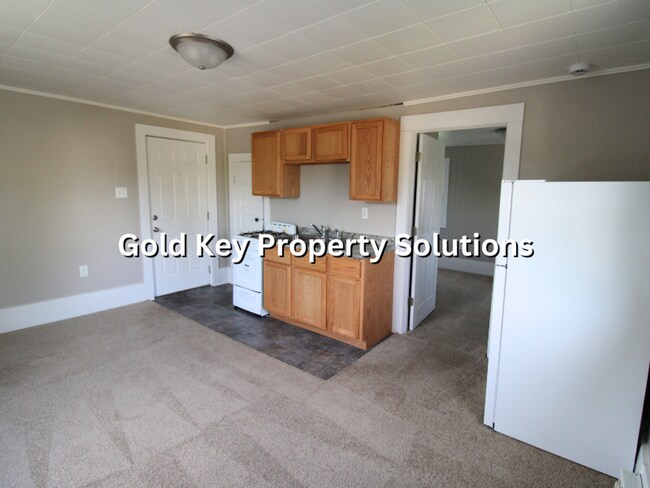 Building Photo - 919 E 6th St