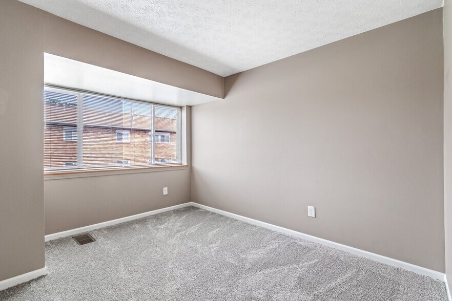 Tall ceilings - 1327 Fair Ave