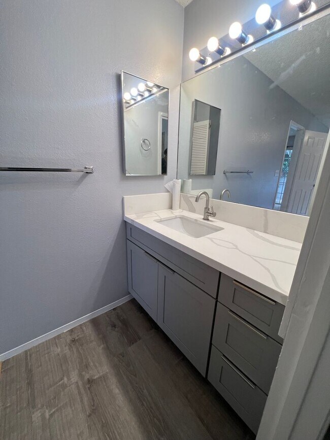 Building Photo - Upstairs Corner Unit 1 Bedroom/1 Bath Town...