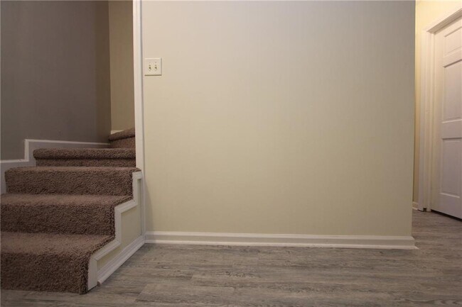 Building Photo - 818 Springlake Rd