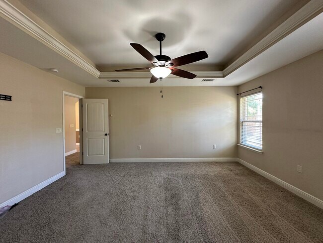 Building Photo - 516 Grand Ridge Dr