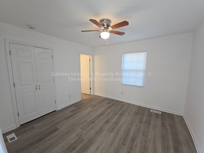 Building Photo - 1805 Falconhurst Dr