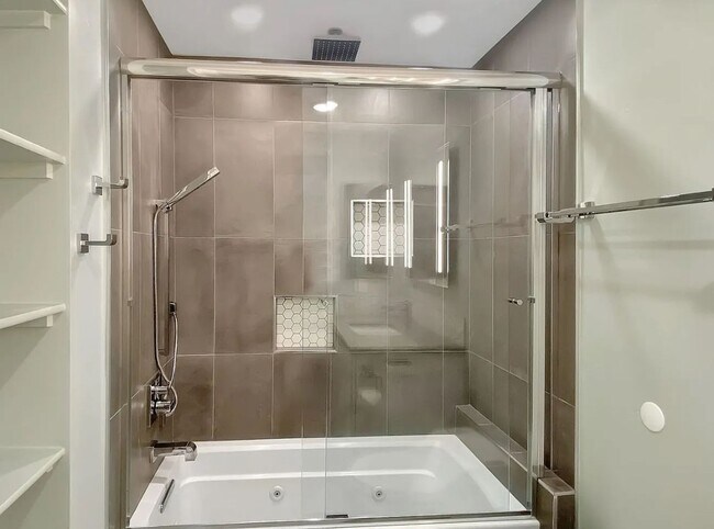 Building Photo - Modern 4BD, 3BA LoHi Townhome with Rooftop Deck