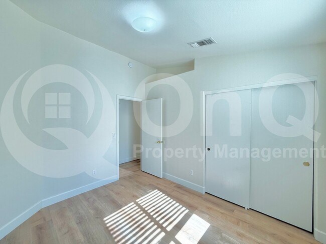 Building Photo - 1914 E Palomino Dr