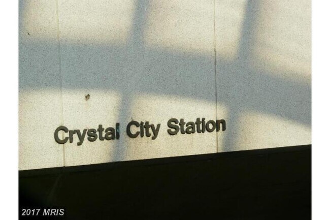 Building Photo - Classy 1/1 Convenience in Crystal City