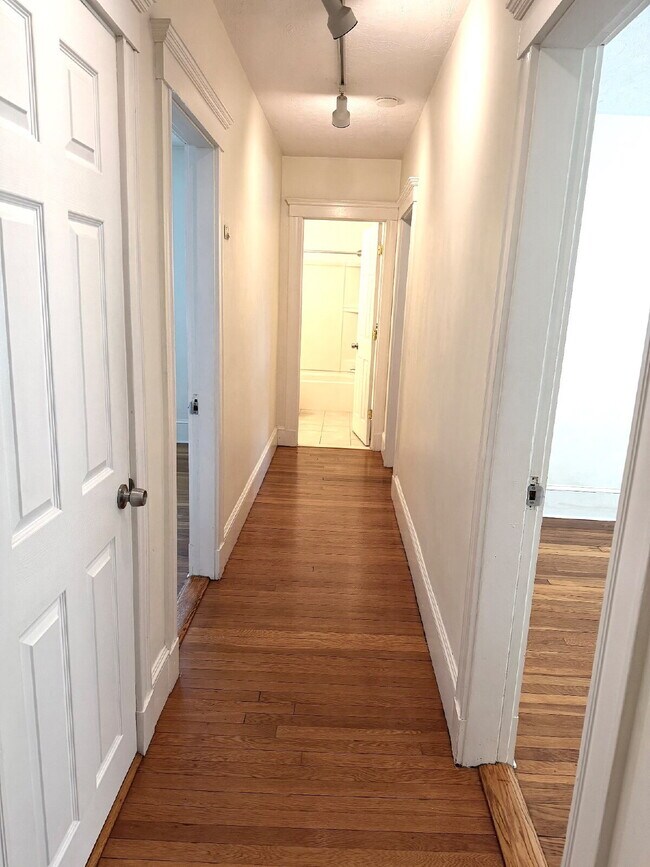 Building Photo - Charming 3-Bedroom Haven in prime Milton neighborhood!