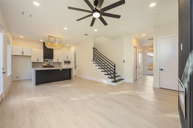 Building Photo - 7125 England St