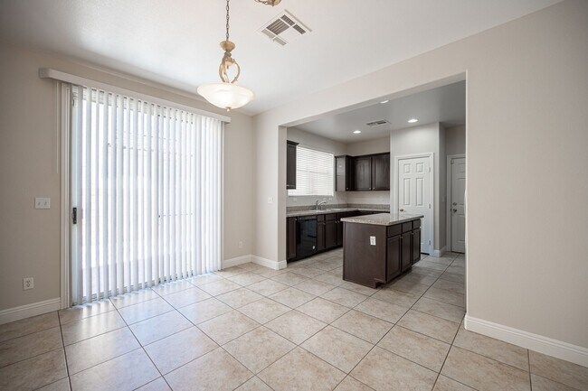 Building Photo - Beautiful 4 Bedroom 2.5 bath Home in the Southwest!
