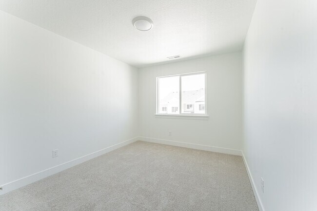 Building Photo - Townhouse in Saratoga Springs