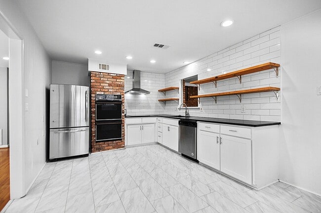 Building Photo - 822 N Coolidge St