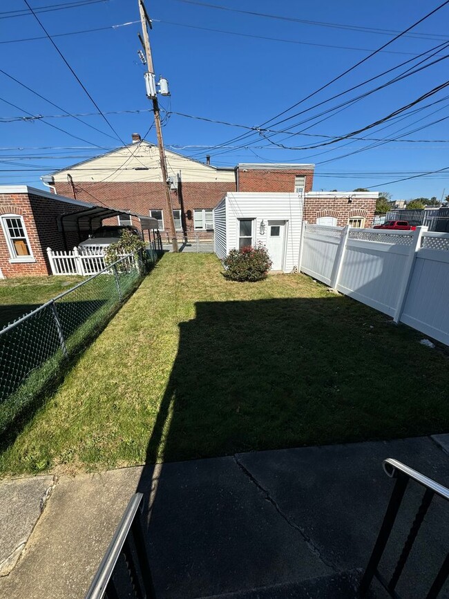 Building Photo - WEST END THREE BEDROOM TWIN