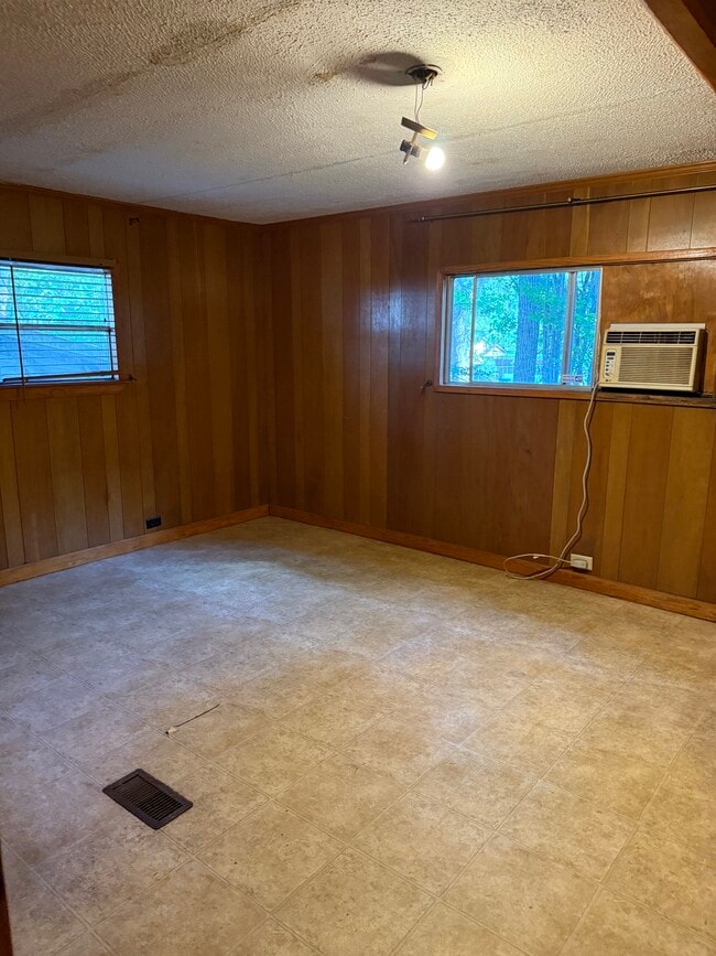 Building Photo - 1320 N Highland Ave