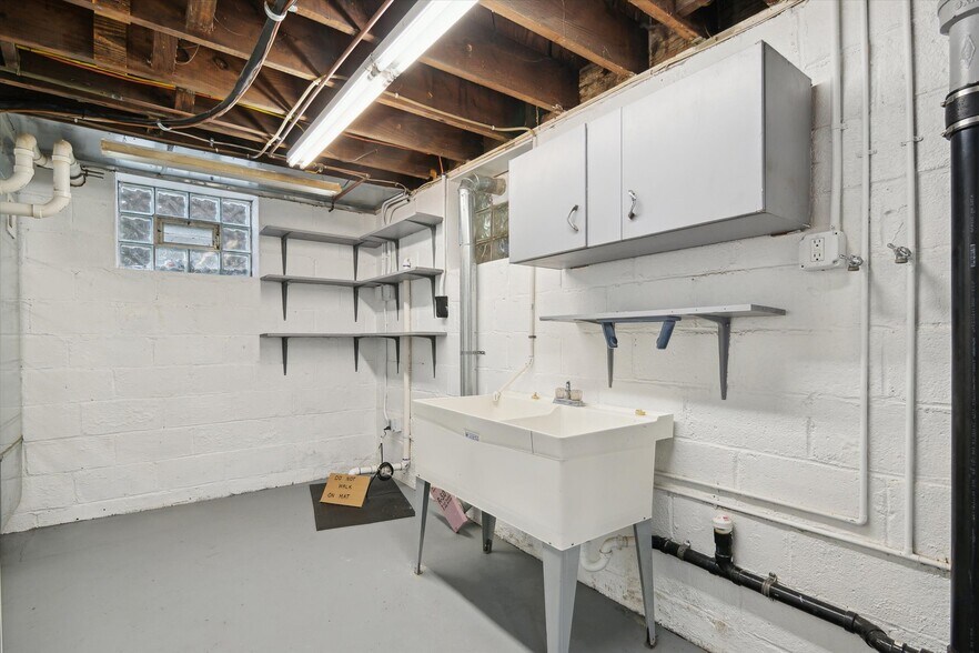 Building Photo - 4125 Tuxey Ave