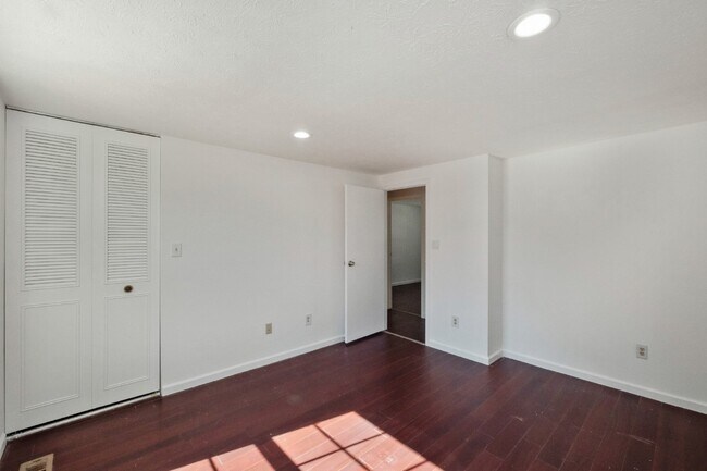 Building Photo - This beautiful well kept single-family hom...