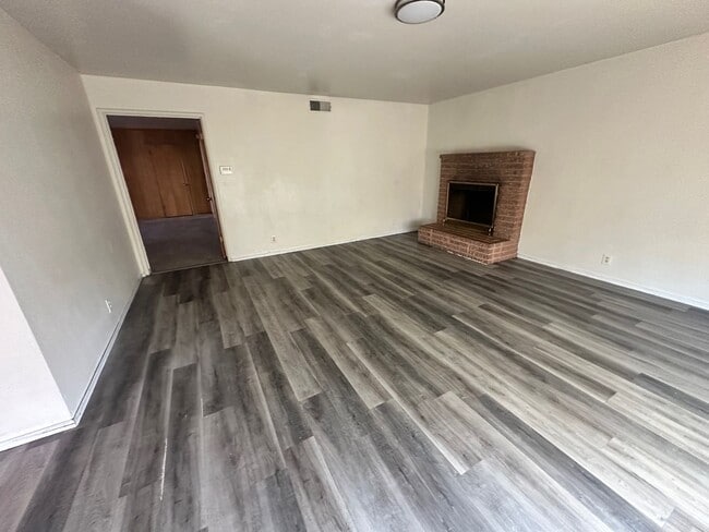 Building Photo - Move In Special: 1/2 Off 1st Months Rent