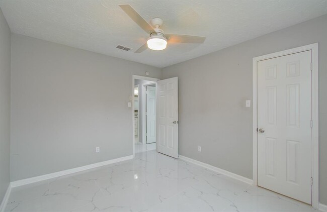 Building Photo - 326 Fair Oak Dr