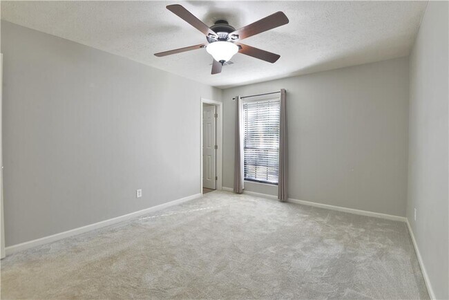 Building Photo - 736 Regina Ct NW