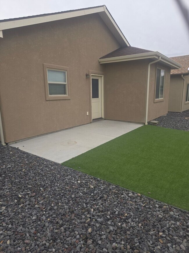 Building Photo - 585 Ravenna Ct
