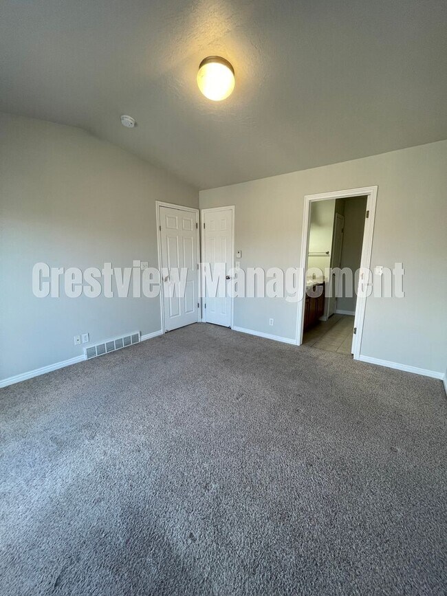 Building Photo - Charming 3-Bedroom Townhome with Garage in Sandy