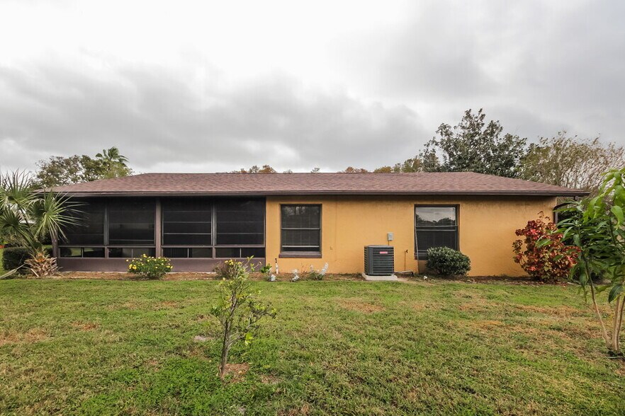 Building Photo - 10602 Lazy Lake Dr