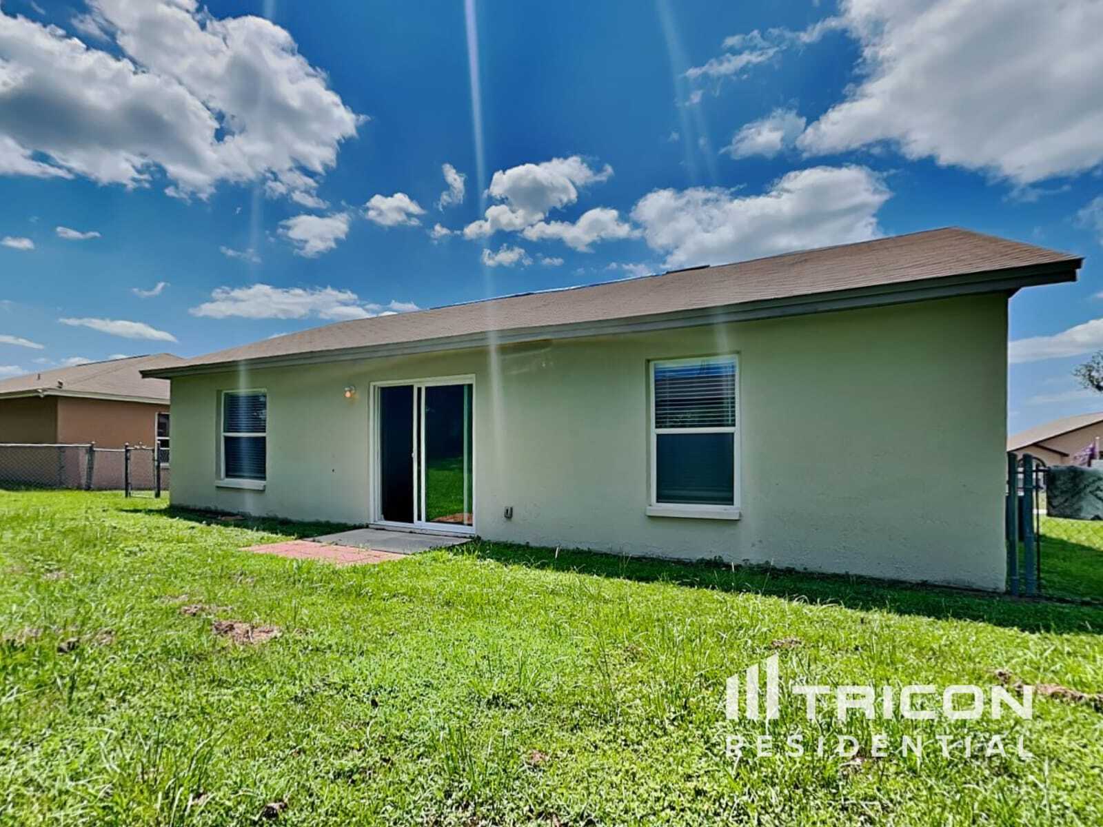 Building Photo - 7833 Manor Dr