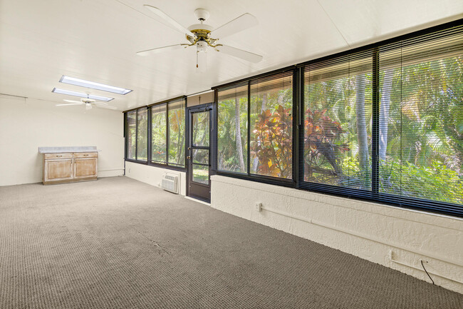 Building Photo - 604 Parkside Pl