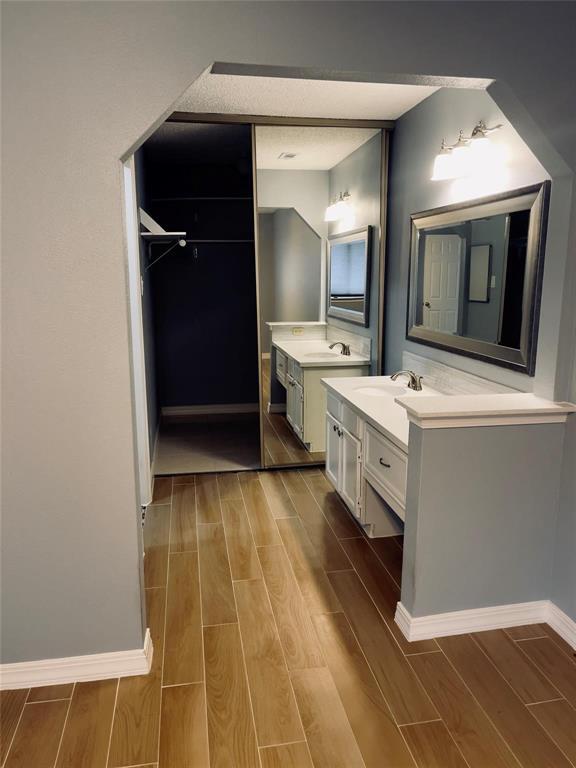 Building Photo - 631 E Country Grove Cir