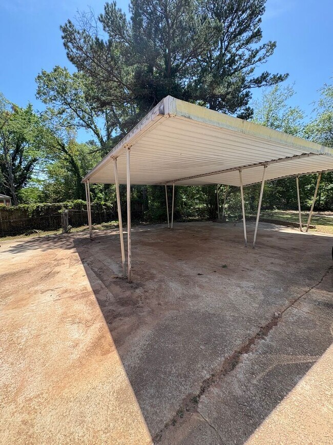 Building Photo - 3 Bedroom 2 Bath Home Near Augusta Road !!! Freshly Renovated