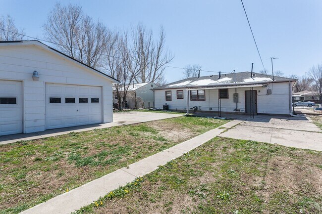 Building Photo - 2327 W 6th St